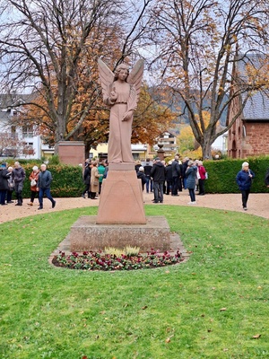 Engelstatue auf Wiese