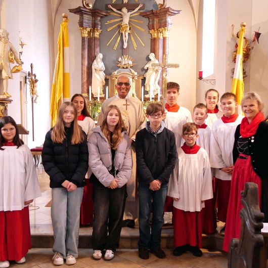 Ein Gruppenbild auf der Altarstufe in der Hausener Pfarrkirche