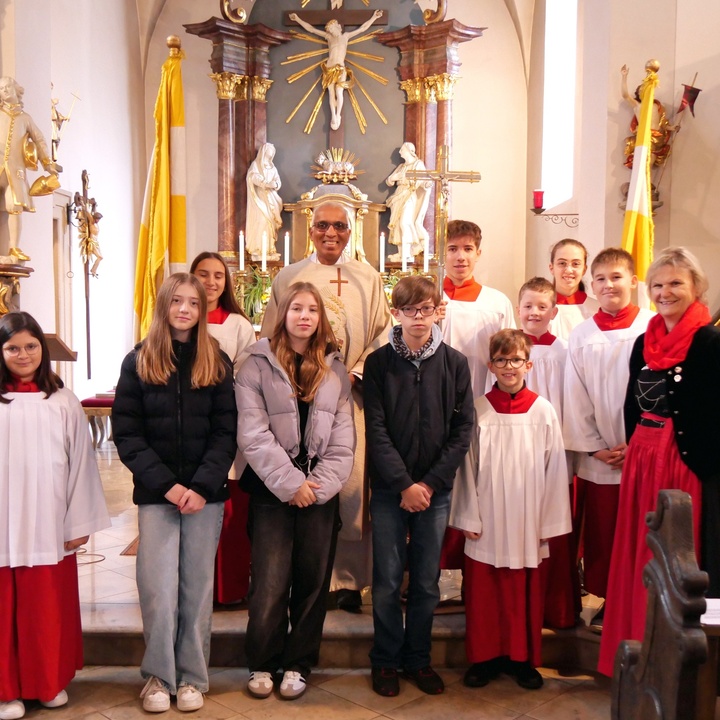 Ein Gruppenbild auf der Altarstufe in der Hausener Pfarrkirche