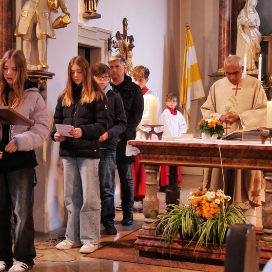 Am Ambo in der Kirche werden die Fürbitten vorgelesen